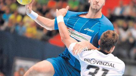 Alles wie immer. Pascal Hens vom HSV (am Ball) und der Kieler Momir Ilic sind mit ihren Teams die Topfavoriten.