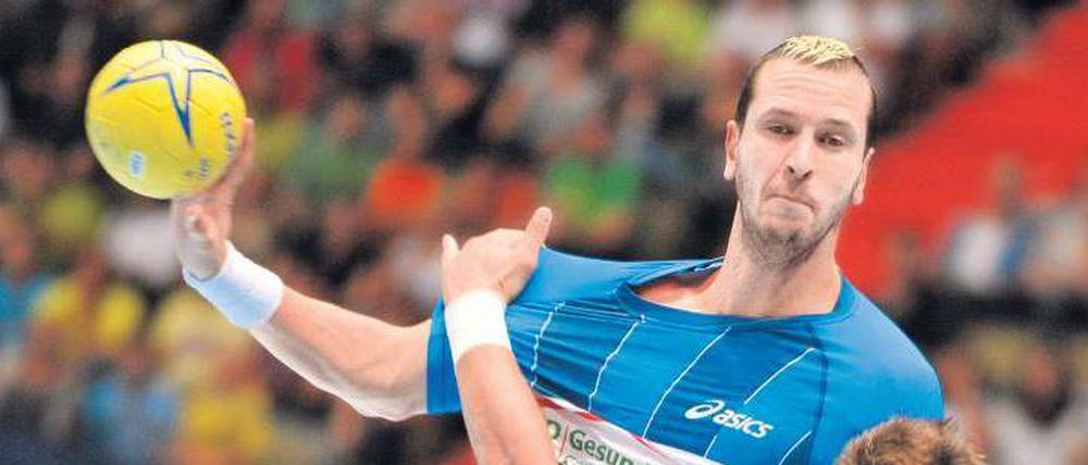 Alles wie immer. Pascal Hens vom HSV (am Ball) und der Kieler Momir Ilic sind mit ihren Teams die Topfavoriten.