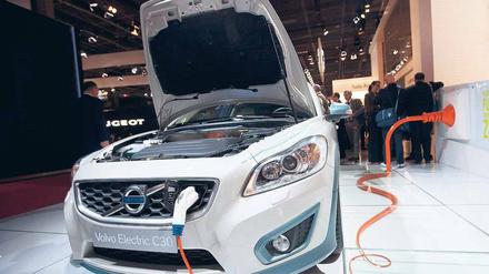 Volle Ladung. Auf dem Autosalon in Paris zeigte Volvo 2010 den elektrischen C30. Ende 2011 wird eine Kleinserie produziert. Foto: dpa