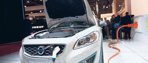Volle Ladung. Auf dem Autosalon in Paris zeigte Volvo 2010 den elektrischen C30. Ende 2011 wird eine Kleinserie produziert. Foto: dpa