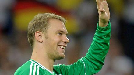"Hallo, ich bin wieder da!" Manuel kehrt nach Schalke zurück - im Trikot des deutschen Nationaltorwarts.