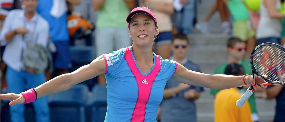 So richtig kann sie es noch gar nicht glauben: Andrea Petkovic feiert ihren Sieg über Zheng Jie.