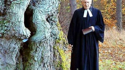 Pfarrer Horst Kasner, aufgenommen während eines Gottesdienstes in einem Waldstück nahe Templin 2004.
