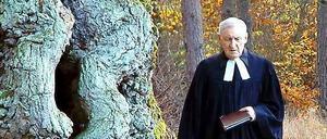 Pfarrer Horst Kasner, aufgenommen während eines Gottesdienstes in einem Waldstück nahe Templin 2004.