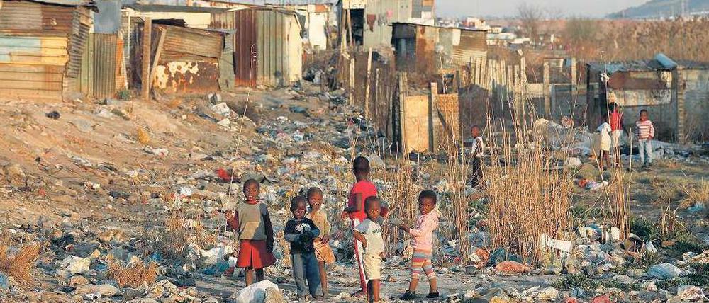 Kaum Perspektive. Auch die Zukunft dieser Kinder im Township Soweto ist mehr als ungewiss. Mehr als die Hälfte der Schwarzen unter 25 ist arbeitslos.