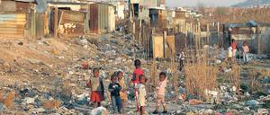 Kaum Perspektive. Auch die Zukunft dieser Kinder im Township Soweto ist mehr als ungewiss. Mehr als die Hälfte der Schwarzen unter 25 ist arbeitslos.