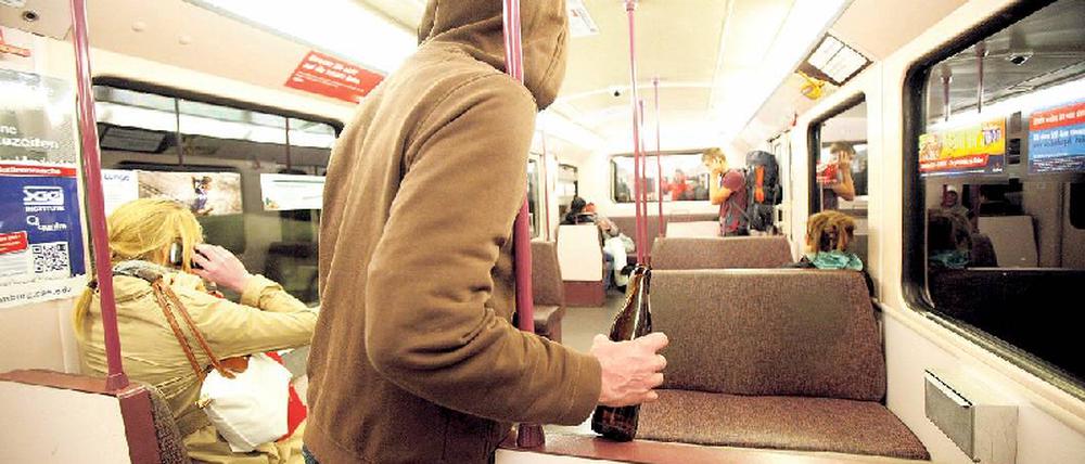 Schluss mit lustig. Bis zum vergangenen Donnerstag konnte man in Hamburgs U-Bahnen unbehelligt Alkohol trinken. Doch das ist jetzt vorbei – und ab dem 1. Oktober droht ein Bußgeld von 40 Euro. Ob das Alkoholverbot überhaupt kontrolliert werden kann, ist allerdings umstritten. 