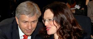 Andreas Nahles erklärt Klaus Wowereit die Vorzüge der Bundespolitik.