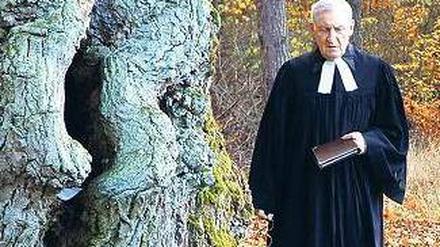 Andacht im Freien. Pfarrer Horst Kasner im Jahr 2004 bei einem Gottesdienst im Wald bei Templin in Brandenburg, wo Angela Merkel aufgewachsen ist. Foto: Markus C. Hurek/dpa