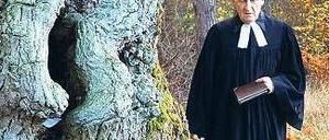 Andacht im Freien. Pfarrer Horst Kasner im Jahr 2004 bei einem Gottesdienst im Wald bei Templin in Brandenburg, wo Angela Merkel aufgewachsen ist. Foto: Markus C. Hurek/dpa