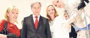 Hoch hinaus. Berlins Regierender Bürgermeister Klaus Wowereit und Karstadt-Aufsichtsrätin Doris Schröder-Köpf bewunderten im Haus am Ku’damm Highheels. 