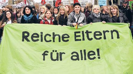 Notorische Geldsorgen. Zwei Drittel der Studierenden jobben. Unter den 17 Prozent, die Bafög beziehen, bekommen längst nicht alle den Höchstsatz von 670 Euro. Das Foto zeigt eine Studierendendemo im Jahr 2009 in Hannover. Foto: dpa