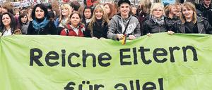 Notorische Geldsorgen. Zwei Drittel der Studierenden jobben. Unter den 17 Prozent, die Bafög beziehen, bekommen längst nicht alle den Höchstsatz von 670 Euro. Das Foto zeigt eine Studierendendemo im Jahr 2009 in Hannover. Foto: dpa