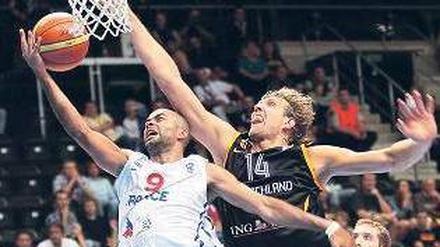 Haltet den Star. Dirk Nowitzki (rechts) gelang es im Spiel gegen Frankreich nicht, seinen NBA-Kollegen Tony Parker zu stoppen. Nun steht er mit seinem deutschen Team vor einem entscheidenden Spiel. Foto: dpa
