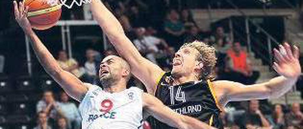 Haltet den Star. Dirk Nowitzki (rechts) gelang es im Spiel gegen Frankreich nicht, seinen NBA-Kollegen Tony Parker zu stoppen. Nun steht er mit seinem deutschen Team vor einem entscheidenden Spiel. Foto: dpa