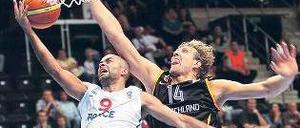 Haltet den Star. Dirk Nowitzki (rechts) gelang es im Spiel gegen Frankreich nicht, seinen NBA-Kollegen Tony Parker zu stoppen. Nun steht er mit seinem deutschen Team vor einem entscheidenden Spiel. Foto: dpa