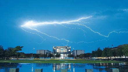 Kanzleramt unter Spannung: Nicht nur politische Debatten, auch meteorologische Donnerwetter passieren im Regierungsviertel.