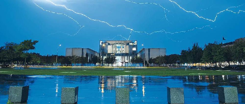 Kanzleramt unter Spannung: Nicht nur politische Debatten, auch meteorologische Donnerwetter passieren im Regierungsviertel.