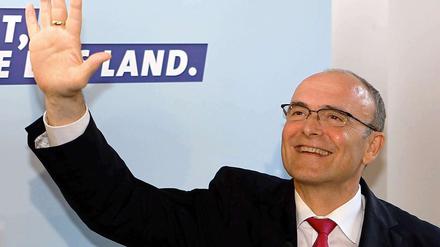 Der SPD-Spitzenkandidat und Wahlsieger in Mecklenburg-Vorpommern, Erwin Sellering, hat seinen Anhängern gedankt. „Wir haben es geschafft, weil wir zusammengehalten haben“, sagte der Ministerpräsident von Mecklenburg-Vorpommern am Sonntag. Die SPD hat die Landtagswahl nach der ersten ARD-Hochrechnung klar gewonnen. Allerdings wisse man bei einem „ernsten Thema“ noch nicht, wie es ausgeht, sagte Sellering mit Blick auf das Wahlergebnis der rechtsextremen NPD, die möglicherweise erneut in den Schweriner Landtag einzieht.