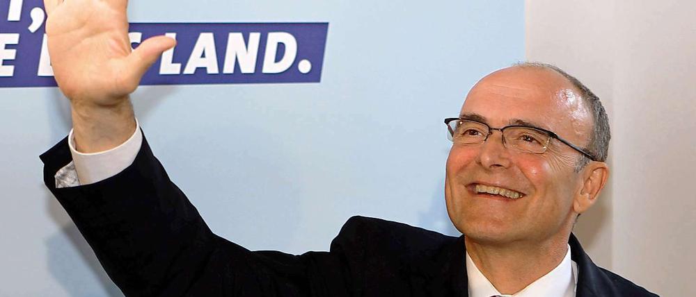 Der SPD-Spitzenkandidat und Wahlsieger in Mecklenburg-Vorpommern, Erwin Sellering, hat seinen Anhängern gedankt. „Wir haben es geschafft, weil wir zusammengehalten haben“, sagte der Ministerpräsident von Mecklenburg-Vorpommern am Sonntag. Die SPD hat die Landtagswahl nach der ersten ARD-Hochrechnung klar gewonnen. Allerdings wisse man bei einem „ernsten Thema“ noch nicht, wie es ausgeht, sagte Sellering mit Blick auf das Wahlergebnis der rechtsextremen NPD, die möglicherweise erneut in den Schweriner Landtag einzieht.
