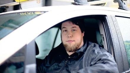 Chauffeur schreibt mit. Seit gut einem Jahr notiert Sascha Bors in seinem Blog „Gestern Nacht im Taxi“, was er während seiner Fahrten erlebt. Foto: dapd/Maja Hitij