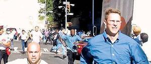 Alles flüchtet. Fußgänger laufen vor einem der einstürzenden Zwillingstürme des World Trade Center davon. Bei dem Massenmord starben rund 3000 Menschen. 