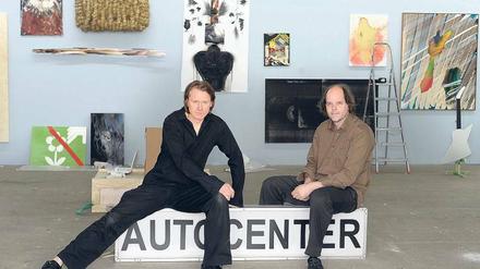 Gefühl dafür, was gut ist. Maik Schierloh (links) und Joep van Liefland beim Aufbau ihrer Benefizausstellung.