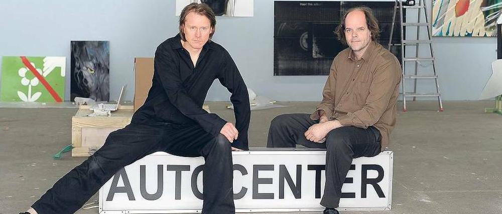 Gefühl dafür, was gut ist. Maik Schierloh (links) und Joep van Liefland beim Aufbau ihrer Benefizausstellung.
