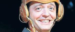 Mit Wahlhelm. Rainald Grebe erzählt aus der Kampfzone Berlin.