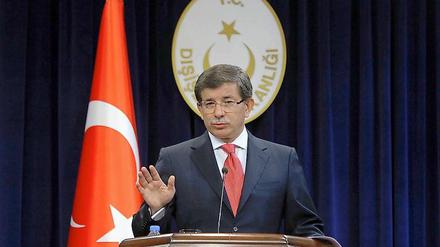 Der Außenminister der Türkei, Ahmet Davutoglu, erklärt die Ausweisung in einer Pressekonferenz. 