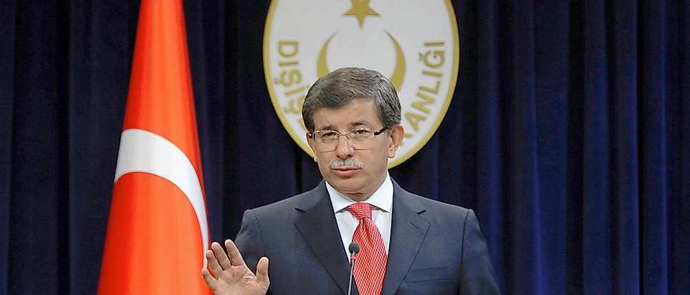 Der Außenminister der Türkei, Ahmet Davutoglu, erklärt die Ausweisung in einer Pressekonferenz.