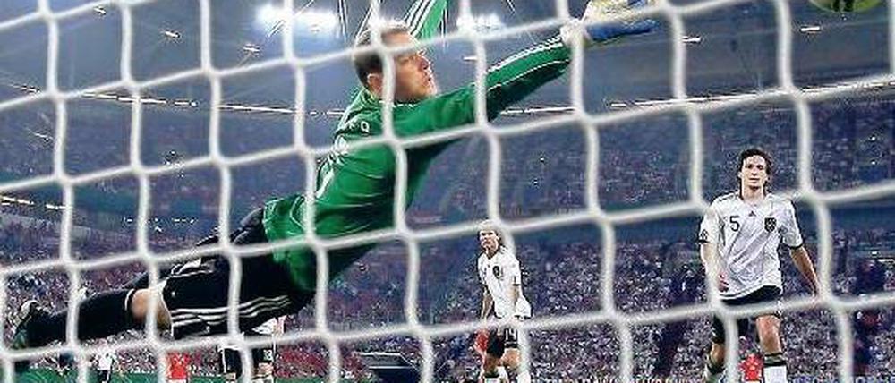 Nichts zu machen. Im Spiel musste Manuel Neuer kaum eingreifen, bei den beiden Toren der Österreicher (hier das 1:3 durch Arnautovic) war er machtlos. Foto: dapd