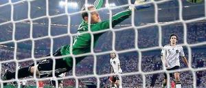Nichts zu machen. Im Spiel musste Manuel Neuer kaum eingreifen, bei den beiden Toren der Österreicher (hier das 1:3 durch Arnautovic) war er machtlos. Foto: dapd