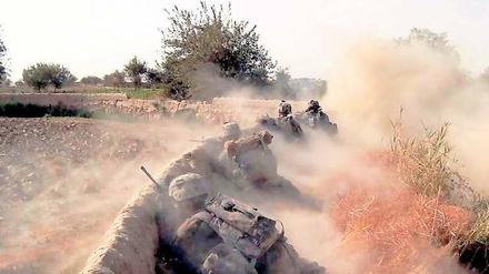 Eingeschlossen: Am Karfreitag 2010 geriet ein Bundeswehrtrupp in Afghanistan in einen Taliban-Hinterhalt. Drei deutsche Soldaten sterben. Die ARD-Dokumentation zeigt Aufnahmen der Helmkameras, aber auch Videos, die von den Taliban später ins Internet gestellt wurden. Foto: NDR