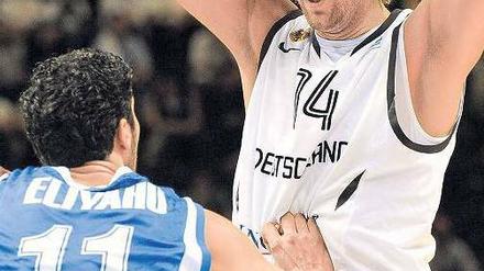 Eine Nummer zu groß. Nowitzki und Kollegen waren klar besser als Israel. Foto: AFP