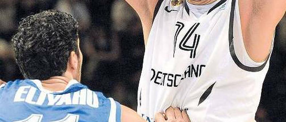 Eine Nummer zu groß. Nowitzki und Kollegen waren klar besser als Israel. Foto: AFP
