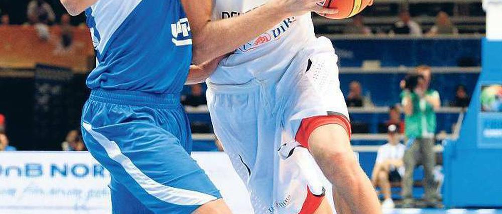 Zum Auftakt schon voll da. Dirk Nowitzki, hier gegen den Israeli Lior Eliyahu, erzielte im ersten EM-Spiel 25 Punkte. Foto: dapd