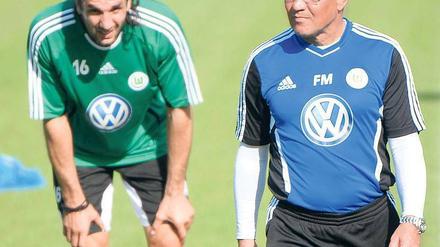 Wie heißt du noch mal? Magath sichtet die Neuen (hier Sotirios Kyrgiakos). Foto: dpa