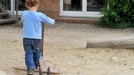 Die Berliner bekommen mehr Kinder, als erwartet. Deshalb will der Regierende Bürgermeister Klaus Wowereit mehr Kitaplätze schaffen.