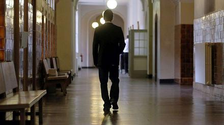 Er ist mitangeklagt: Nico A. auf dem Flur des Gerichts.