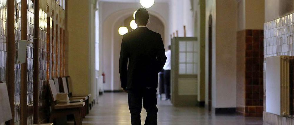 Er ist mitangeklagt: Nico A. auf dem Flur des Gerichts.