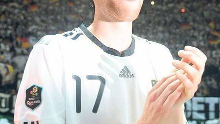 Blinde Liebe. Bei einem Verwandtenbesuch bekam der kleine Per Mertesacker eher zufällig ein Arsenal-Trikot – seitdem ist er Fan des Londoner Vereins. Foto: dapd