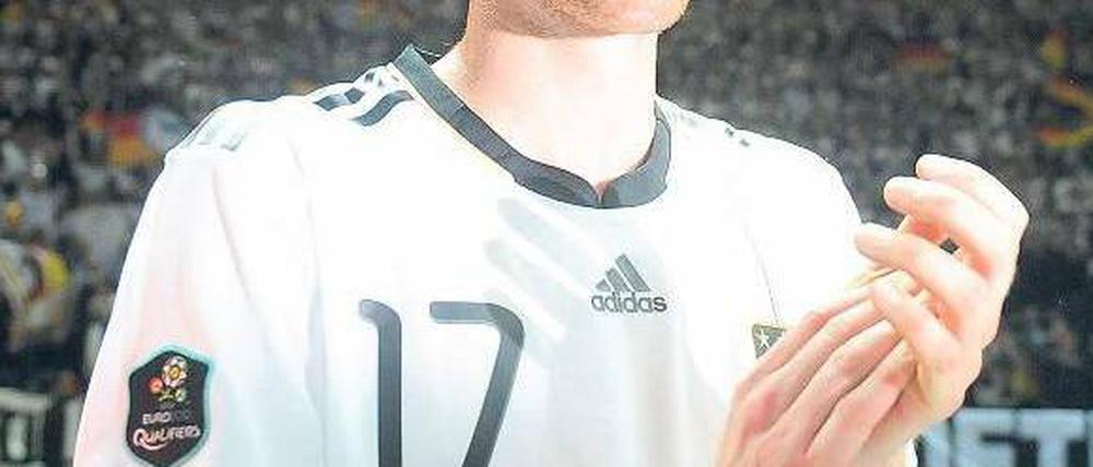 Blinde Liebe. Bei einem Verwandtenbesuch bekam der kleine Per Mertesacker eher zufällig ein Arsenal-Trikot – seitdem ist er Fan des Londoner Vereins. Foto: dapd