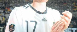 Blinde Liebe. Bei einem Verwandtenbesuch bekam der kleine Per Mertesacker eher zufällig ein Arsenal-Trikot – seitdem ist er Fan des Londoner Vereins. Foto: dapd