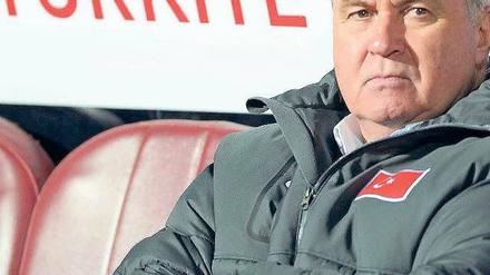 Hiddink schwant Böses. Der Nationaltrainer blickt in eine unsichere Zukunft des türkischen Fußballs.