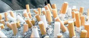 Zeugen einer Sucht. Raucher können auch im Krankenhaus nicht von ihrem Laster lassen. Aber nur draußen dürfen sie sich ihre Zigarette anzünden.