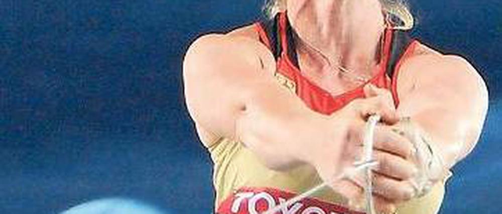 Hammerhart. Betty Heidler startet mit einem Fehlversuch und sucht danach vergeblich ihre Form. Foto: dpa