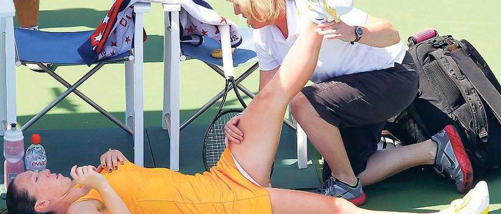 Tut’s weh? Die Serbin Jelena Jankovic wird medizinisch behandelt. In den ersten fünf Tagen der US Open mussten insgesamt 14 Spieler wegen Verletzungen aufgeben. Foto: Reuters