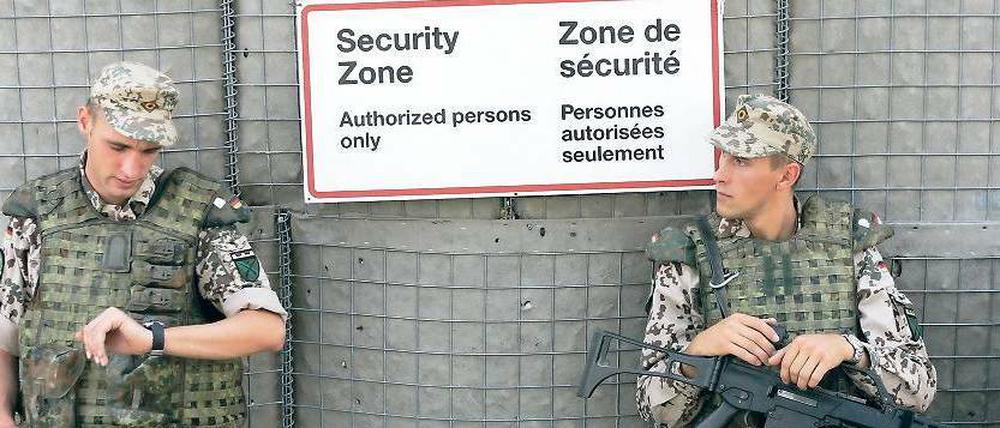 Rund um die Uhr. Seit 2002 schickt die Bundesregierung Soldaten nach Afghanistan. Diese beiden warten im Camp Warehouse in Kabul auf ihre Wachablösung. Foto: Caro