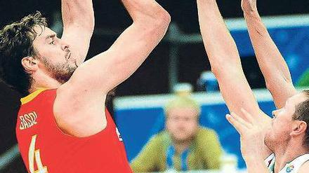 Höhenvorteil. Pau Gasol (l.) dürfte nach den Litauern auch die Deutschen in der Verteidigung vor Probleme stellen. Foto: dpa